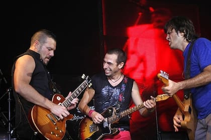 Festivaleros: Fernando Ruiz Díaz, de Catupecu Machu, zapando con Piti Fernández y Ciro Martínez
