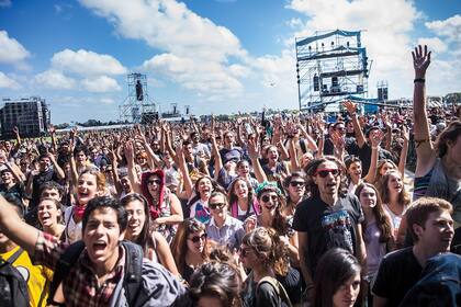 Festivales como el Cosquín y el Sónar cambiaron de planes por el contexto de inflación e incertidumbre. Otros, como el BUE, directamente se cancelaron. Lollapalooza se mantiene como una excepción. ¿La clave del éxito? Un público fiel