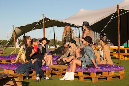 Festivales como Lollapalooza, que se realiza este fin de semana, son eventos en los que el outfit se piensa y se comparte en las redes