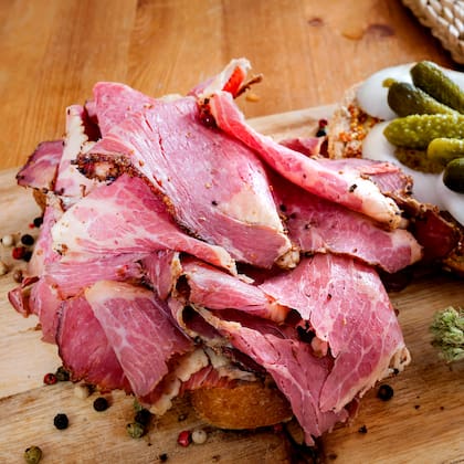 Fetas de pastrami o pechito al horno