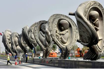 La obra está integrada por catorce esculturas gigantescas, realizadas en bronce, que representan el desarrollo de un feto desde la fecundación hasta el nacimiento de un bebe de catorce metros de altura