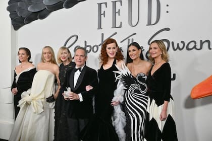 Feud: Capote vs The Swans cuenta con un elenco que incluye a Tom Hollander, Naomi Watts, Demi Moore, Diane Lane, Chloe Sevigny, Calista Flockhart y Molly Ringwald.
