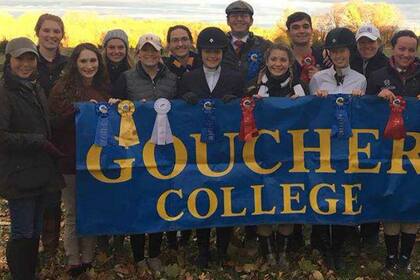 Fewster junto a parte del grupo de compañeros de la escuela de equitación, su otra pasión