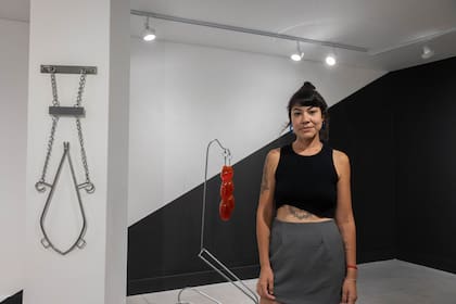 La artista Samantha Ferro trabajó con estructuras de sostén con materiales como hierro y resinas.