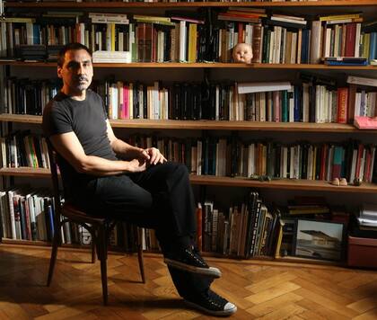 El escritor y director teatral Emilio García Wehbi estrena una obra en el Centro Cultural Kirchner; el texto pertenece a Félix Bruzzone