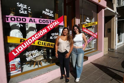 Fiama y Gabriela frente a su nuevo local