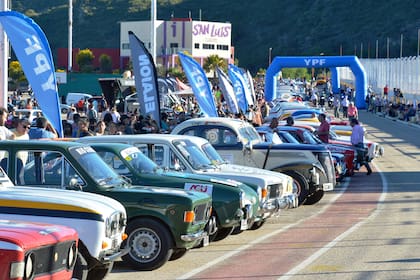 FIAT 125, Renault 4 L, Volkswagen Karman, FIAT 600, cupé Ford, Alfa Romeo Giulia, Renault 12 y muchos modelos más se alinean antes de la largada simbólica en Potrero de los Funes, unos 13 kilómetros al noreste del centro de la capital de San Luis.