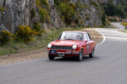 Fiat 1500 Coupe 1967, en el recorrido de la primera etapa de las 1000 Millas Sport en Bariloche