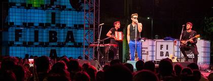 Carlos Casella fue parte de Maratón Abasto, aquella propuesta multidisciplinaria que tuvo lugar un barrio clave de la escena alternativa. El viernes, la apertura será tendré como eje central la esquina de Lavalle y Florida. Al escenario volverá a subirse el cantante, bailarín y coreógrafo