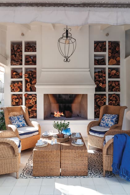 Fibras naturales, más azul, y abundante leña para quedarse horas charlando.