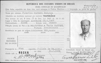 Ficha de inmigración brasileña, expedida por el Consulado de Brasil en Buenos Aires, donde reseña que "Federico Gustavo Kadgien", de nacionalidad alemana y estado civil casado, posee el pasaporte número 7098 expedido por la Policía de Buenos Aires. Allí declara como domicilio Anchorena 328.