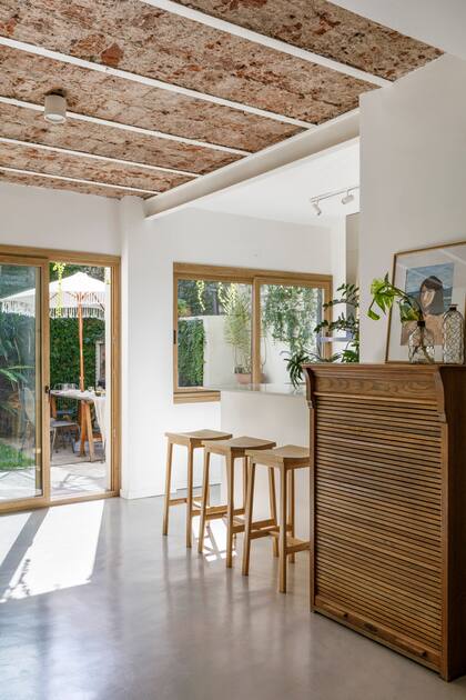 Fichero de la abuela de Agustín con obra de Ana Clerici. Los pisos se hicieron en microcemento gris piedra (Edfan) y las paredes se pintaron de blanco. Carpinterías (Menamet) de PVC símil madera, con doble vidrio.