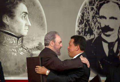 Fidel Castro abraza a Hugo Chávez, después de firmar un pacto de asistencia petróleo controvertido en el Palacio Presidencial de Miraflores, en Caracas, Venezuela, Lunes, 30 de octubre 2000.