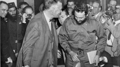 Fidel Castro en su viaje a Estados Unidos en 1959 junto al entonces secretario interino de Estado, Christian Herter