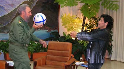 Fidel Castro juega con Diego Maradona