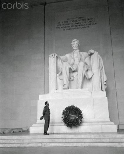 Fidel Castro junto al monumento a Lincoln, en Washington (1959)