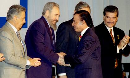 Fidel Castro y Menem apenas se saludaron en la Cumbre Iberoamericana de 1995