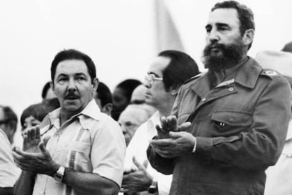 Fidel Castro y su hermano Raúl, en 1978. Agence France-Presse — Getty Images