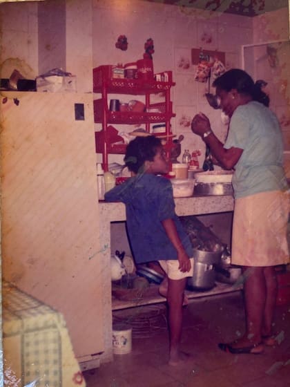 Fidel, de niño, con su madre Carmen, en su casa de Colombia