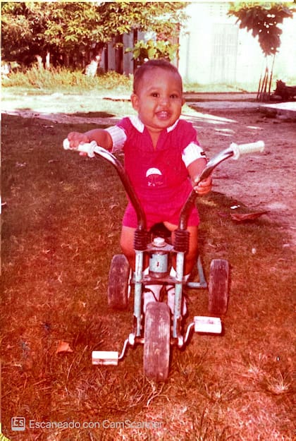 Fidel, de pequeño, montado a una bicicleta