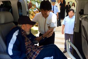 Fidel es ayudado por Evo para bajar del vehículo