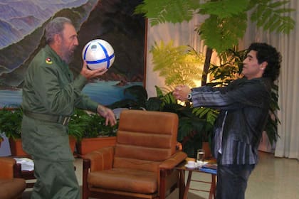 Fidel y Maradona mantuvieron una estrecha relación, al punto de que el líder cubano le regaló una casa en la isla