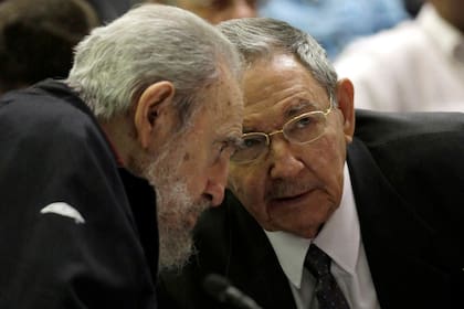 Fidel y Raúl Castro asistieron ayer a la reunión de la Asamblea Nacional que ratificó en el poder al menor de los Castro
