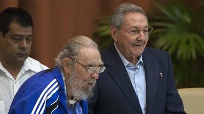 Fidel y Raúl Castro reciben una ovación de los parlamentarios comunistas reunidos en La Habana