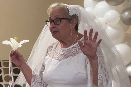 Fideli usó un vestido blanco y un velo de novia el día de su peculiar 'matrimonio' con ella misma