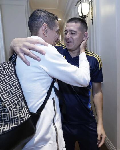 Fideo y Román en la previa del partido despedida del 10.
