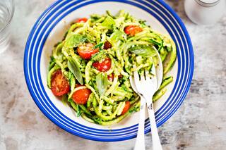 Fideos de zapallito largo con salsa cremosa de palta