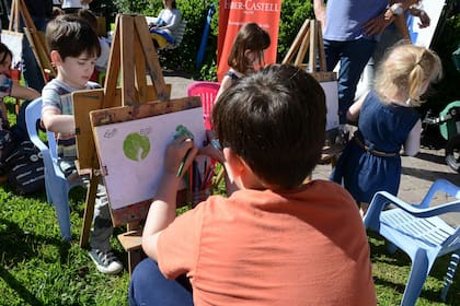 Feria de libros al aire libre con actividades para chicos