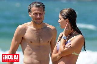 Encontramos al ex futbolista uruguayo junto a su mujer y sus hijos en la playa de José Ignacio