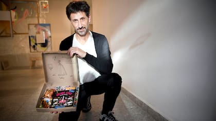 Fiel a su espíritu, el libro se ''sirve'' en una caja de pizza