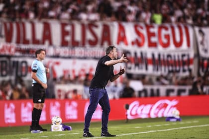 Fiel a su estilo, Coudet vivió el partido con mucha intensidad