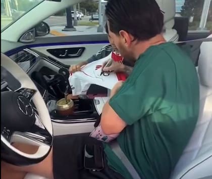 Fiel a su estilo, el campeón del mundo accedió al pedido del fanático (Foto: Captura X @M10GOAT)