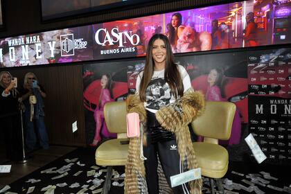 Fiel a su estilo, en la presentación Nara contó con una Ferrari roja y réplicas de dólares estadounidenses que volaban por los aires