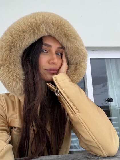 Fiel a su estilo, la modelo deslumbró con sus looks, desde bodys hasta abrigos de piel, botas y tacos altos (Foto: Instagram @zaira.nara)