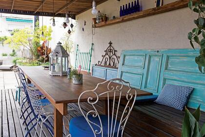 Fiel a su impronta, la terraza está ambientada con materiales recuperados y variedad de sillas de otras épocas.