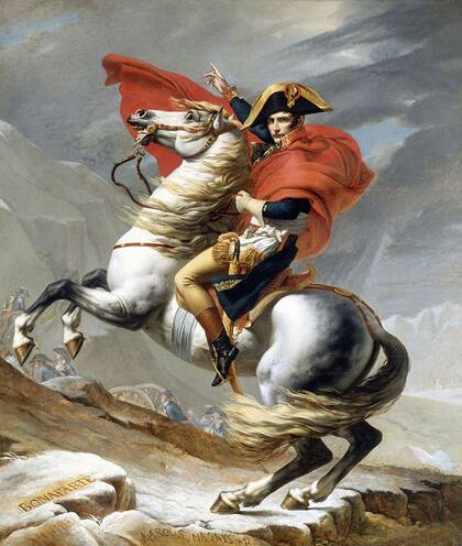 Fiel a su reputación de genio de la propaganda, Napoleón inmortalizó sus gestas a través del arte. En esta famosa pintura de Jacques Louis-David, Napoleón cruza los alpes en su brioso caballo. En realidad los cruzó en una mula