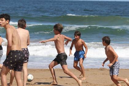 Fiel a sus genes, los hijos de Wanda y Maxi López armaron un picadito en la orilla del mar