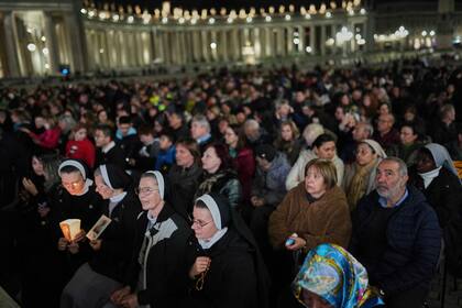 Fieles católicos se reúnen para rezar el Rosario por el papa Francisco en la plaza de San Pedro del Vaticano, el sábado 8 de marzo pasado