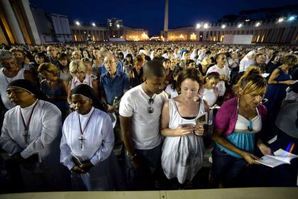 Fieles de todo el mundo rezaron en la Plaza San Pedro por la paz