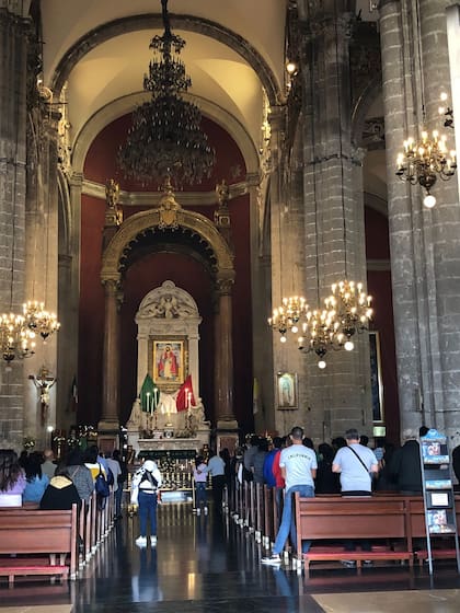Fieles participan de una misa en el Santuario de la Virgen de Guadalupe