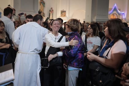 Fieles reciben la bendición en el santuario de San Cayetano antes de iniciar la caminata hacia Luján