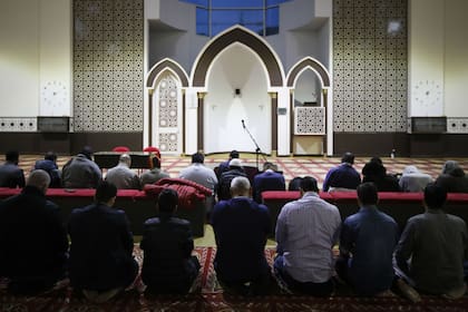 Fieles rezan en la mezquita