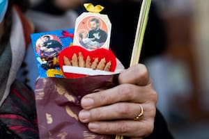 Fieles se acercan a la iglesia de san cayetano a pedir o agradecer por trabajo