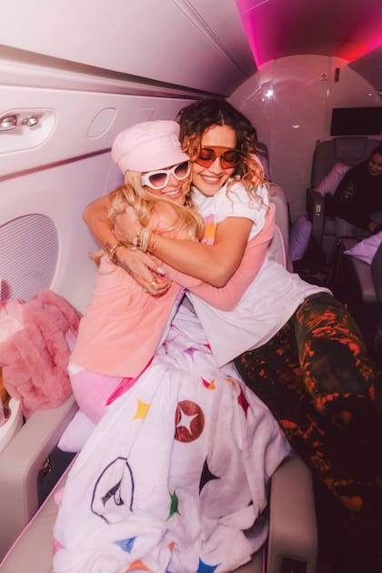 Fiesta a bordo con amigas.
Paris abraza a Rita Ora en la cabina iluminada con uno de
los siete tonos de rosa que le instalaron especialmente