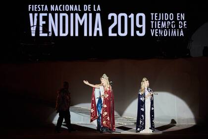 La Reina Nacional de la Vendimia, María Laura Micames y la Virreina, Luz Mercol en la primera repetición de Fiesta Central de la Vendimia.