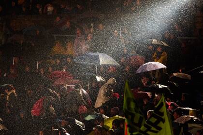 A pesar de la lluvia persistente la gente participó de la Fiesta Central de la Vendimia en el teatro griego Frank Romero Day